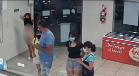 Imagini uluitoare cu o femeie care intrase fără mască de protecţie în magazin. Şi-a pus rochia pe față, lăsând totul la vedere